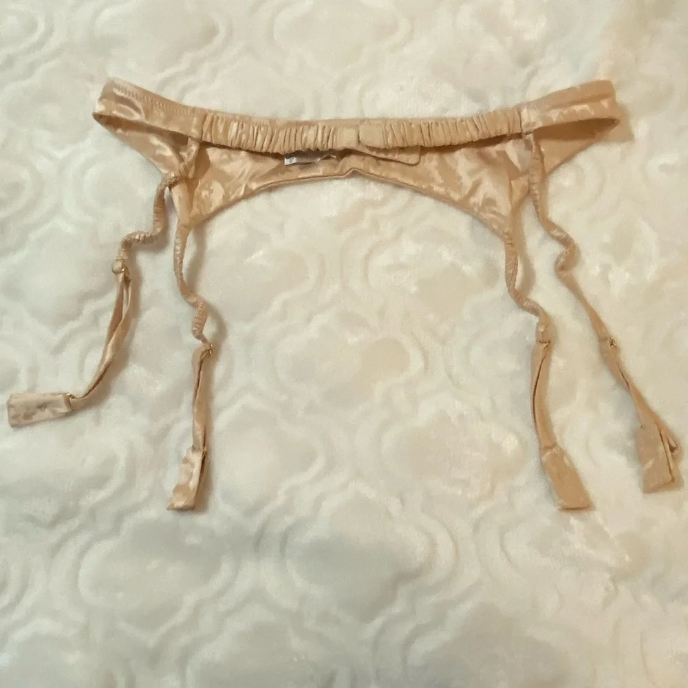 NEW! Victoria’s Secret Nude Rose Floral Brocade Garter Belt - Size M